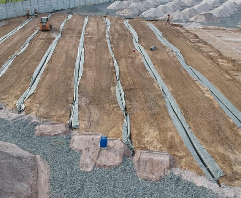 Manta geotêxtil aplicada na drenagem de um campo de futebol