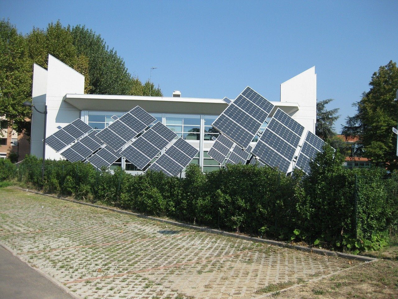 Painéis solares que abastecem indústrias, comércios, hospitais e residências